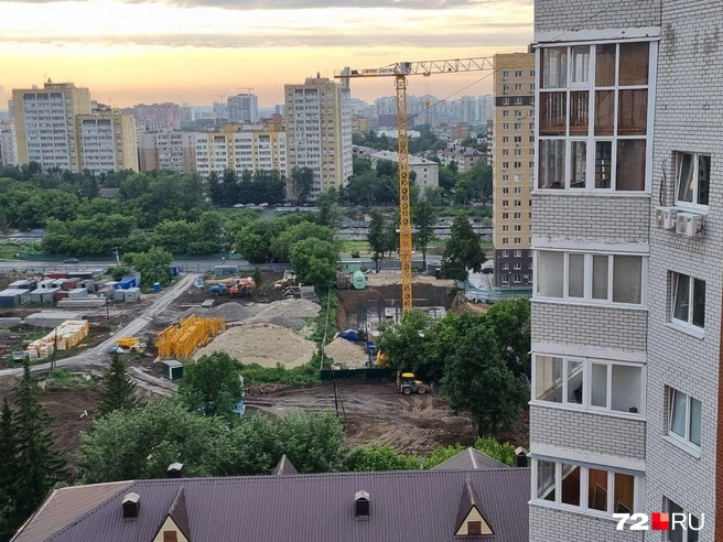 В левой стороне возводят ЖК «Симфония». В правой — ЖК «Северное сияние» | Источник: Читатель 72.RU