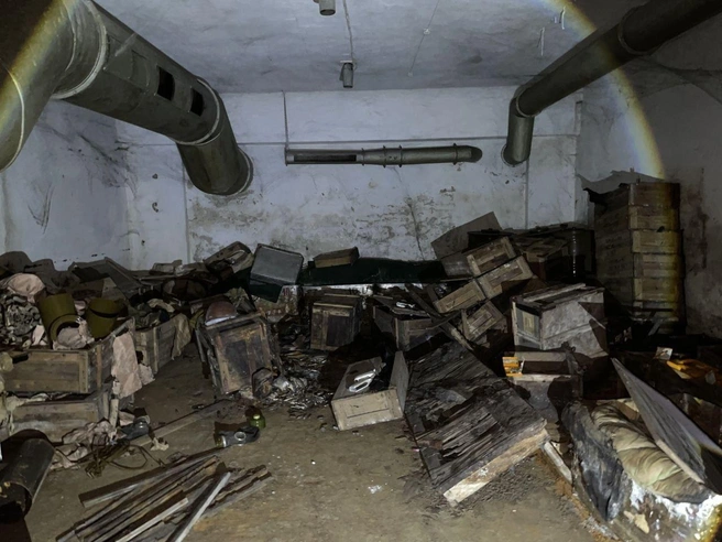 А это другой бункер: на полу валяется противогаз | Источник: Анкер
