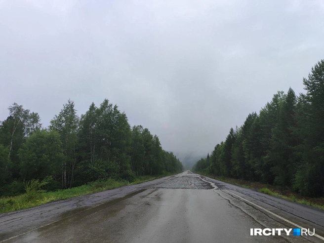 Участок с 46-го по 59-й километр весь в плохом состоянии: там частично снят асфальт, но ситуации это не помогает | Источник: Алина Ринчино / «ИрСити»