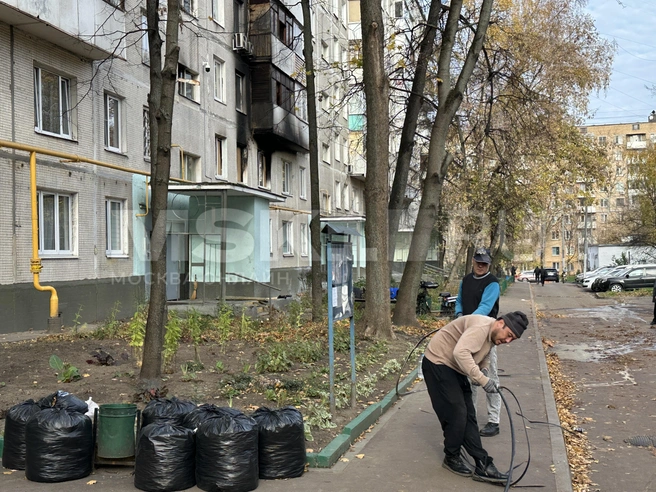 Дворники убирают двор и подъезд после пожара | Источник: Андрей Кузнецов / MSK1.RU