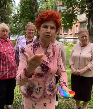 «Сидят, руками трут, мнут»: активистки «Отрядов Путина» ополчились на детскую игрушку поп-ит (видео)