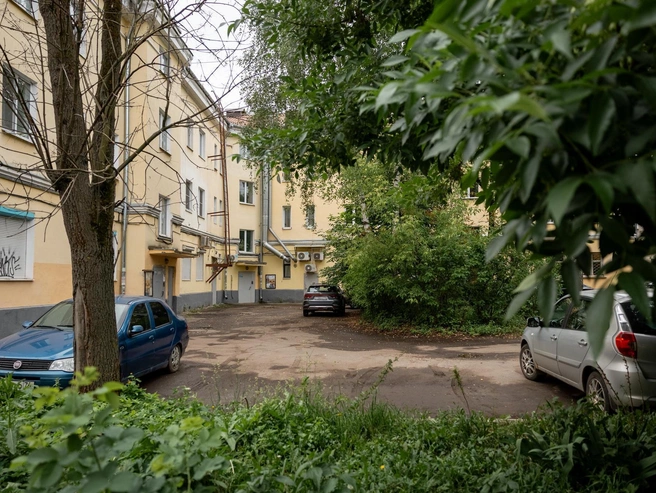 Во дворах много деревьев и зелени. | Источник: Александр Куренной / 76.RU