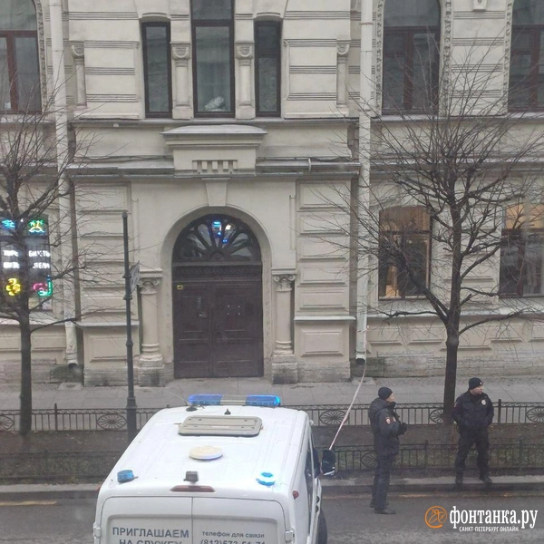 «Попросили отойти подальше». Пушкинскую улицу частично оцепили из-за визита взрывотехников  | Источник: читатель «Фонтанки»