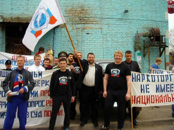 Александр Шеромов (второй справа) на пикете против наркоторговли | Источник: бывшие реабилитанты центра «Дельфин»