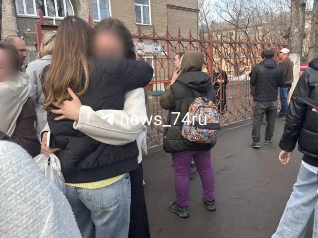 Отдельные школьники не могут сдержать слёз после пережитого | Источник: Михаил Шилкин
