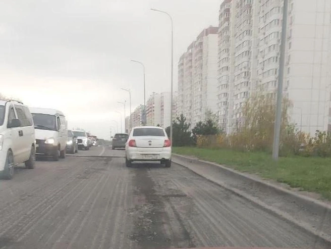 К ремонтным работам на дороге приступили в ночное время | Источник: читатель 161.RU