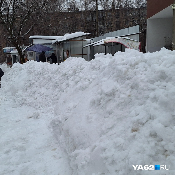 Многие местные жители сами убирают снег | Источник: Мария Борзева / YA62.RU