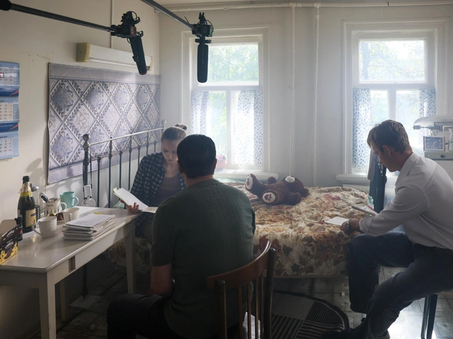 Процесс съемок сериала «Когда горит огонь». | Источник: телеканал «Россия»
