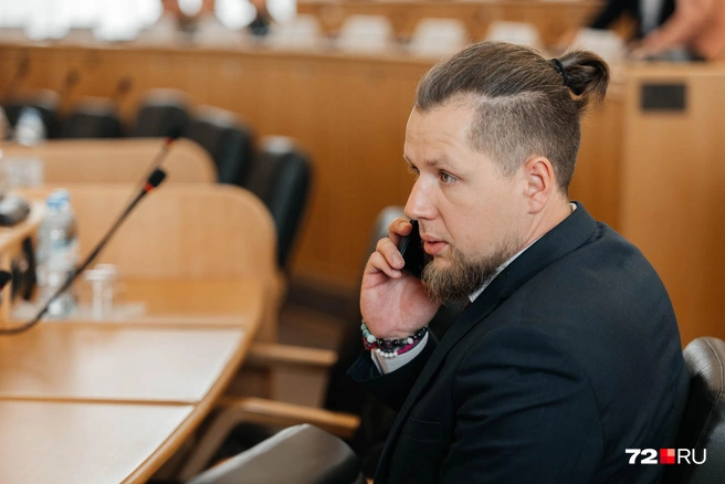 Картухин с кем-то разговаривает по телефону | Источник: Ирина Шарова / 72.RU
