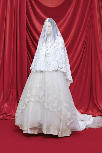 Мама Демны открыла показ Balenciaga, а муж в образе невесты — закрыл