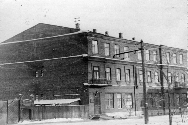 Первое фото сделано в 1950-е годы. Уже достроен третий этаж, но еще живы балкончики | Источник: Музей омских железнодорожников / Pastvu.com