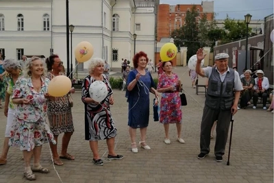 Kurgan retirees dance in museum square