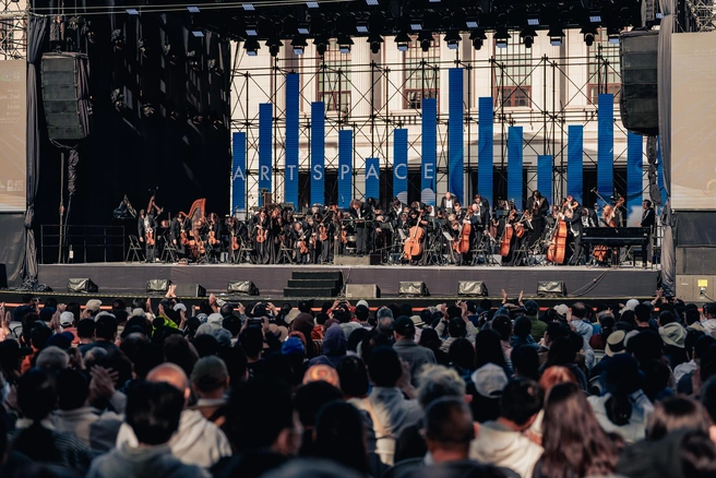 Концерт прошел на открытой площадке возле Шанхайского музыкального зала — в окружении густо высаженных деревьев на фоне небоскребов | Источник: пресс-служба Тюменского филармонического оркестра