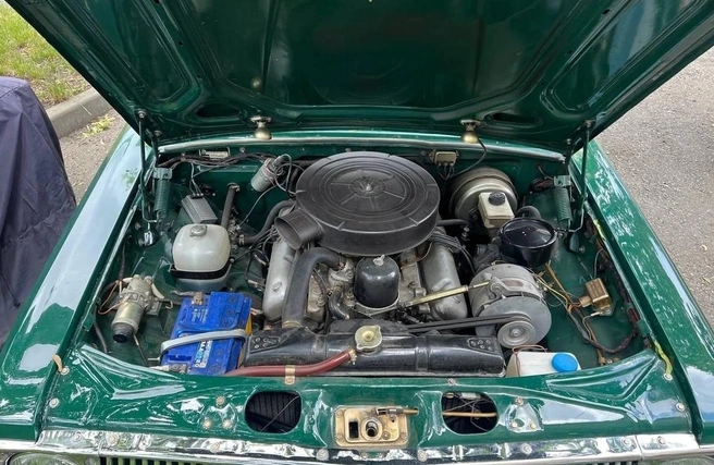 Двигатель V8 производства Заволжского моторного завода (ЗМЗ). Изначально моторы этого семейства ставились на «Чайку» ГАЗ-13, но в дальнейшем использовались даже на автобусах ПАЗ | Источник: Сайт автообъявлений Auto.ru