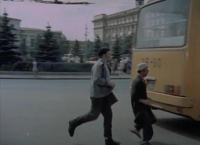 Через пару сцен Афанасий вместе с Федулом бегут по площади Волкова | Источник: кадр из фильма «Афоня» (12+), реж. Георгий Данелия, киностудия «Мосфильм», 1975 год