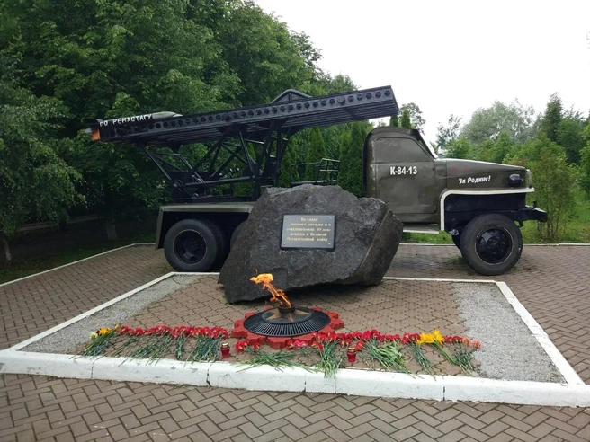 Видно, что за мемориалом в Краснознаменске тщательно ухаживают | Источник: Антон Х. / Yandex.maps