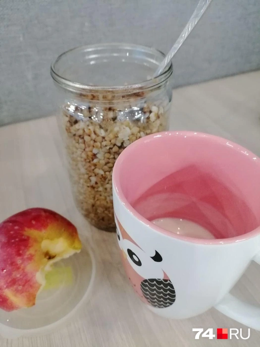 Извините за фото, очень уж хотелось есть. Пол-литровая банка гречки была почти полная, кружка с кефиром тоже | Источник: Дарья Милославская