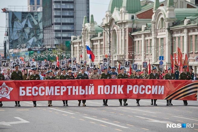 Сразу после на площадь вышла колонна «Бессмертного полка» с тысячами горожан | Источник: Александр Ощепков / NGS.RU