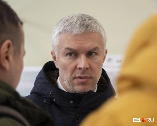 Ход работ на объекте проконтролировал заммэра Рустам Галямов | Источник: Кирилл Кушнов / E1.RU