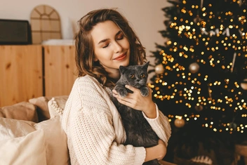 «Вот стол человека, который отмечает один»: 15 уютных фото от россиян, встретивших 2026-й без компании