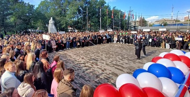 Торжественная линейка в КрасГМУ 2 сентября 2024 года. Как установил суд, выступление приглашенного танцевального коллектива на празднике оплатили за счет премии сотрудницы | Источник: kraszdrav.ru