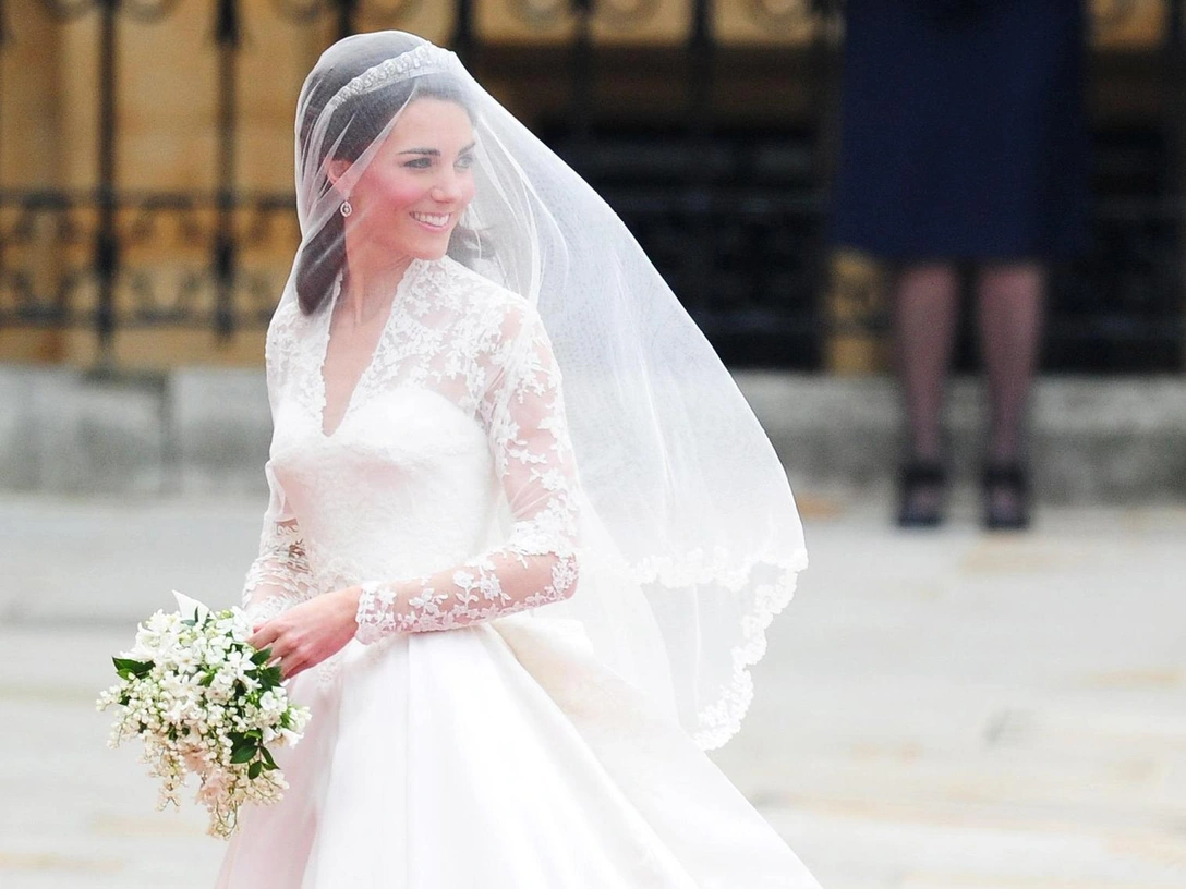 Кейт Миддлтон перед Вестминстерским аббатством, 29 апреля 2011 год | marieclaire.ru