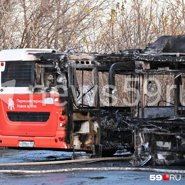 …от автобуса слева тоже осталось немного | Источник: Василина Любимова / 59.RU