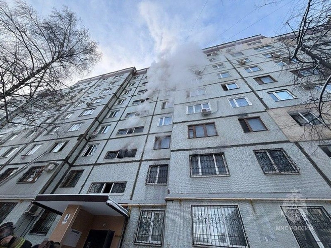 Дым вырывался и из окон, ведущих во двор | Источник: ГУ МЧС России по Самарской области