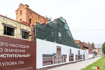 Часть построек скрыта лесами | Источник: Василина Любимова / 59.RU