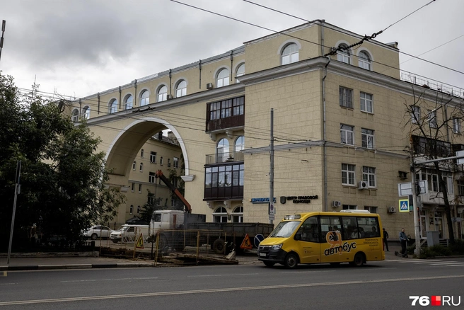 Знаменитый дом с аркой, часть которого находится по адресу: проспект Октября, 2, а большая часть&nbsp;— на улице Советской, 21 | Источник: Александр Куренной / 76.RU