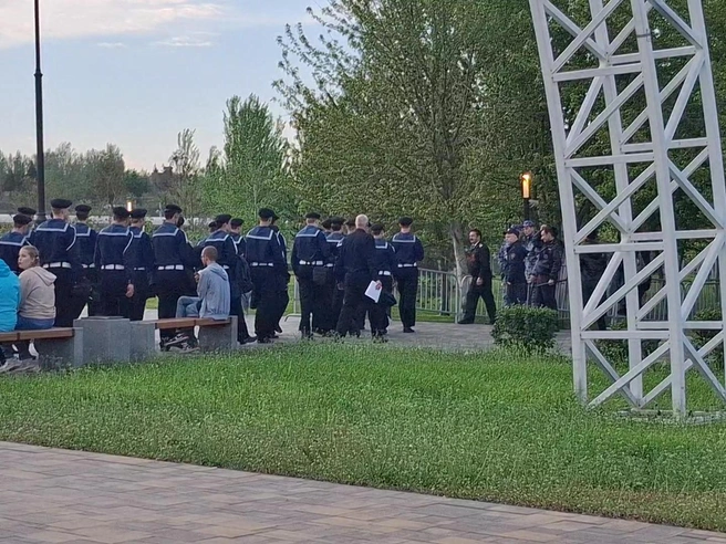 По обеим сторонам аллеи России стоят полицейские | Источник: Тимофей Крылов / V1.RU