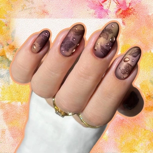 Матовый маникюр с глянцевым дизайном — изящный нейл-арт на осень 2025