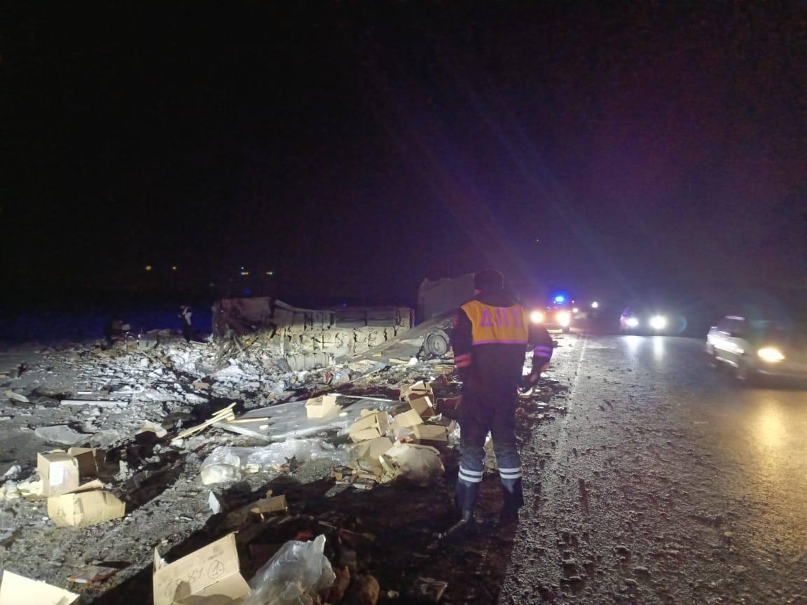 На трассе Екатеринбург — Тюмень водитель фуры в лоб протаранил другой грузовик. Погиб человек