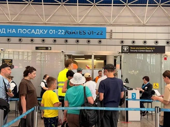 С начала суток аэропорт обслужил более 11 тысяч пассажиров. | Источник: aeroaer/t.me