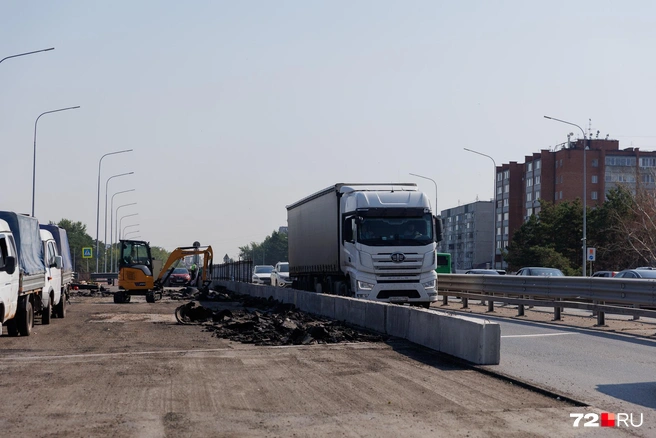 А пока водители едут только по одной полосе  | Источник: Ирина Шарова / 72.RU 