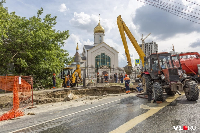 В этом месте под асфальтом проложено множество различных коммуникаций | Источник: Константин Завриков / V1.RU
