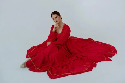 Anastasia Mednaya Competes for 500,000 Rubles in Yarche Zvezd