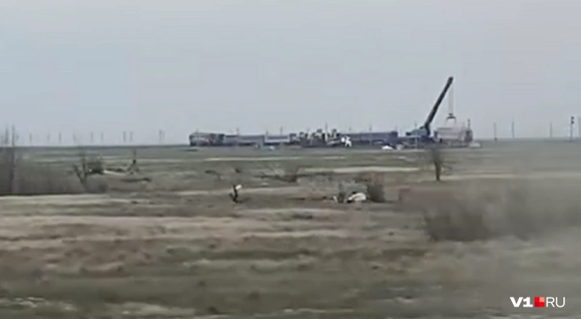 Что именно поднимают кранами железнодорожники, в пресс-службе ведомства не сообщают | Источник: читатели V1.RU