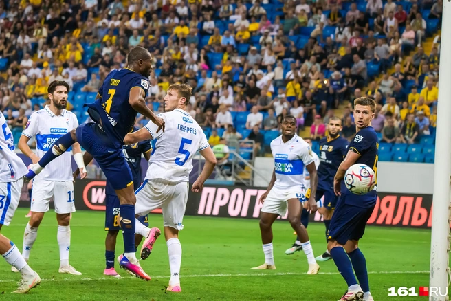 Умар Сако забил свой гол с углового после подачи Алексея Миронова | Источник: Евгений Вдовин / 161.RU