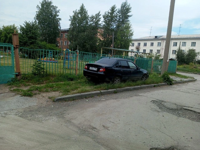 Наглая парковка у детского сада | Источник: читатель НГС