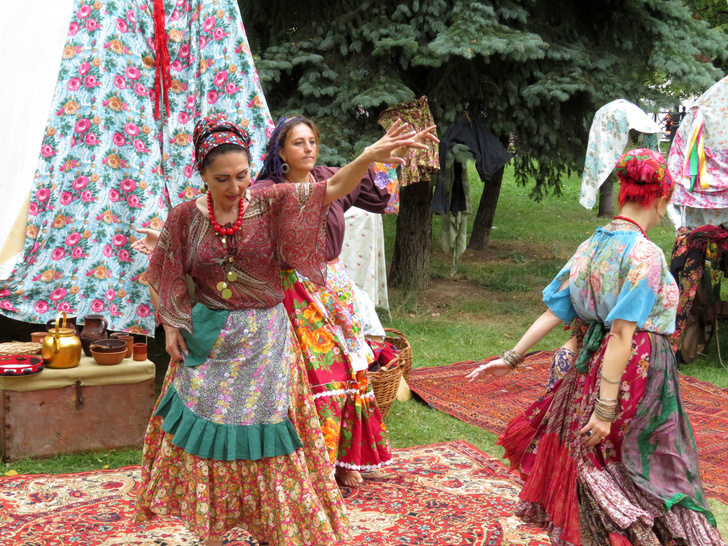 Нам не понять: 11 странных (и даже безумных) традиций цыган, которым они следуют до сих пор