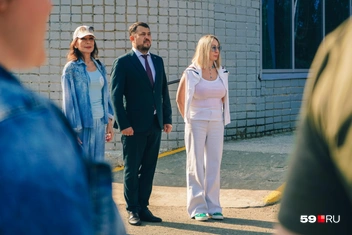 Оксана Леонова (в белом) рядом с главой Березниковского округа Алексеем Казаченко | Источник: Репсиме Зурнаджян / 59.RU