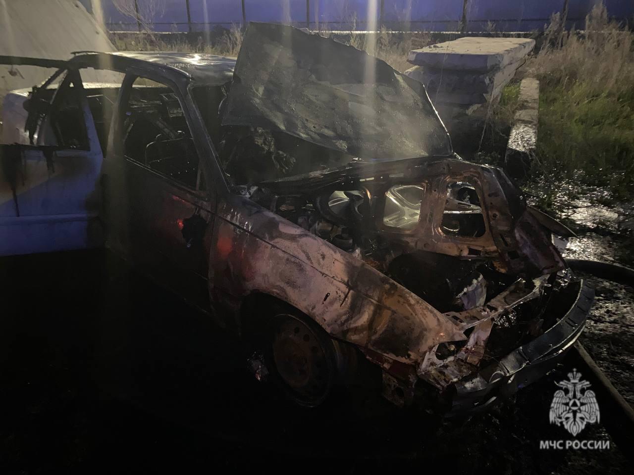 В Тюмени сгорела машина с человеком внутри