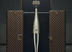 Louis Vuitton разработал специальные чемоданы для олимпийских медалей и факелов