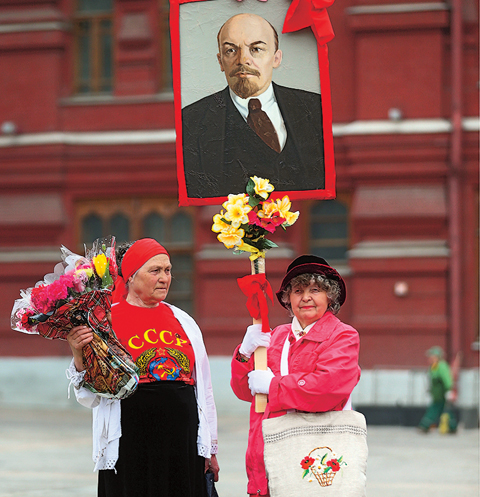 Старшее поколение чтит память вождя