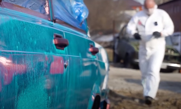Русские мужики взяли и покрасили автомобиль зеленкой (видео)