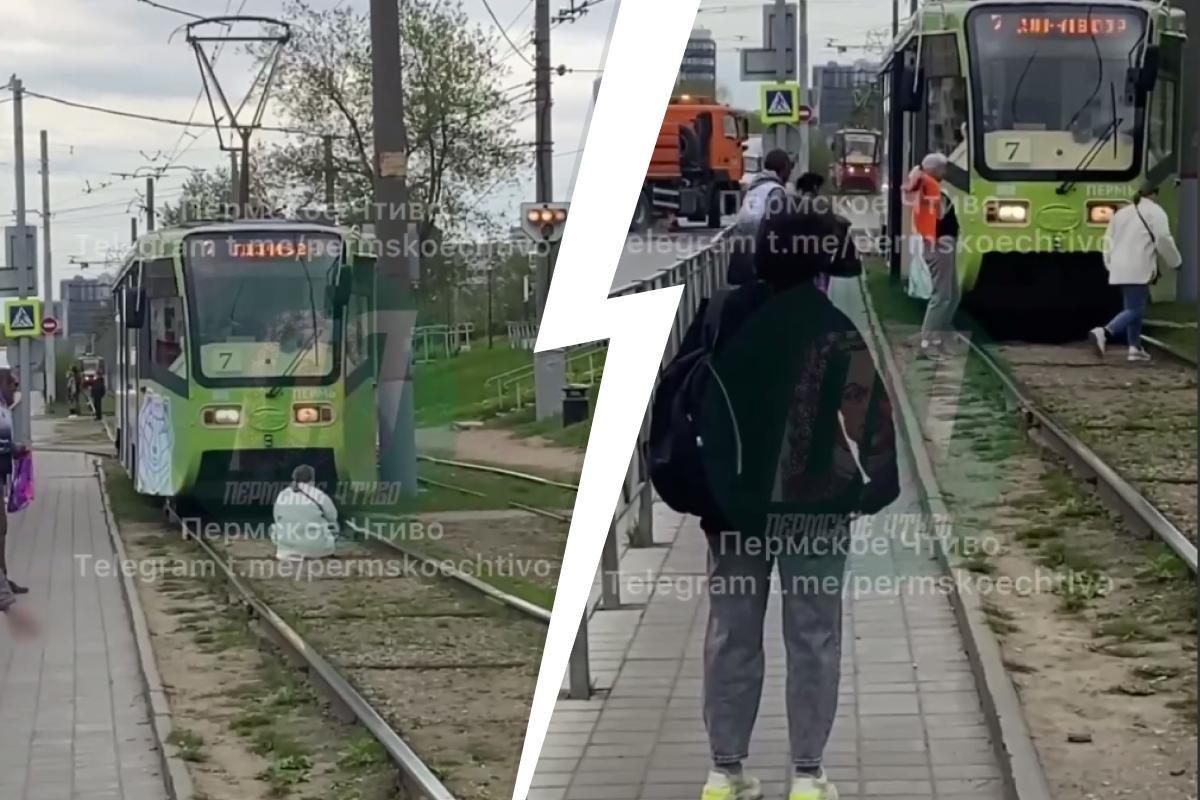 В центре Перми девушка села перед идущим на нее трамваем: видео