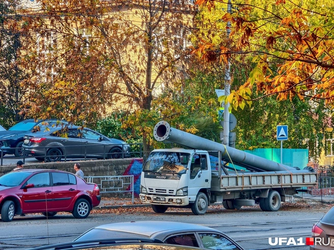 Вот такую штуку подвезли с утра к школе | Источник: Булат Салихов / UFA1.RU