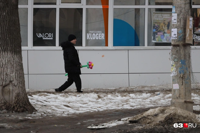 undefined Надувная ромашка — достойная альтернатива одной розе в целлофане! | Источник: Роман Данилкин / 63.RU