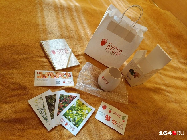 Распаковка подарочного пакета от ботсада | Источник: Семен Коротов-Майбах / 164.RU